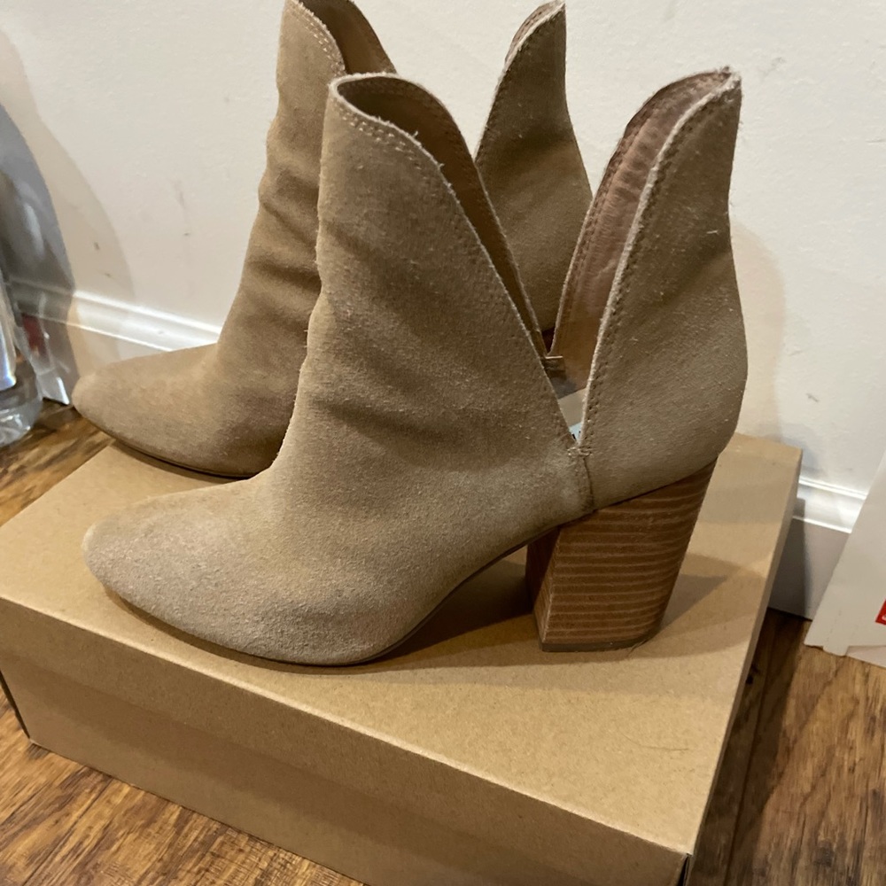 Steve Madden tan suede booties